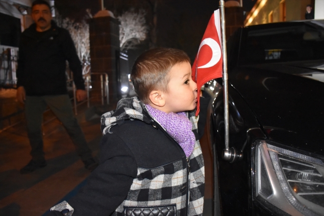 Kars'ta minik çocuğun bayrak sevgisi güvenlik kamerasında